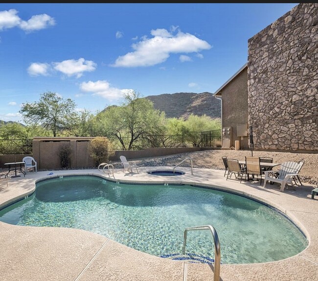 Building Photo - 1545 E Sahuaro Dr