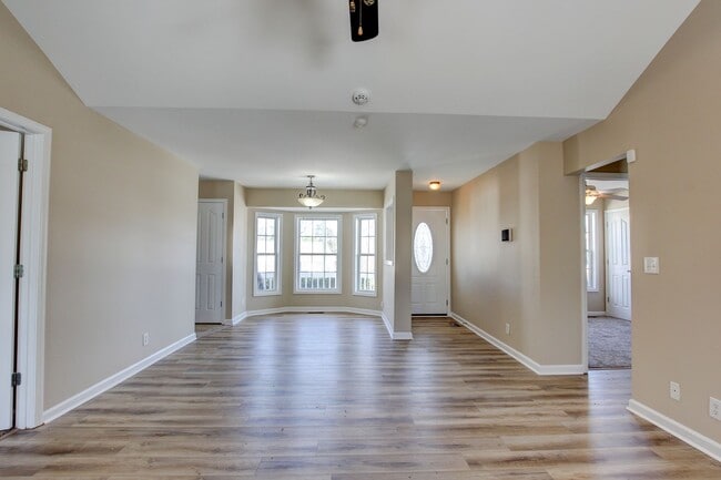 Building Photo - Cozy 3 bd 2 bath in the heart of Clarksville.  Fresh paint and Flooring!