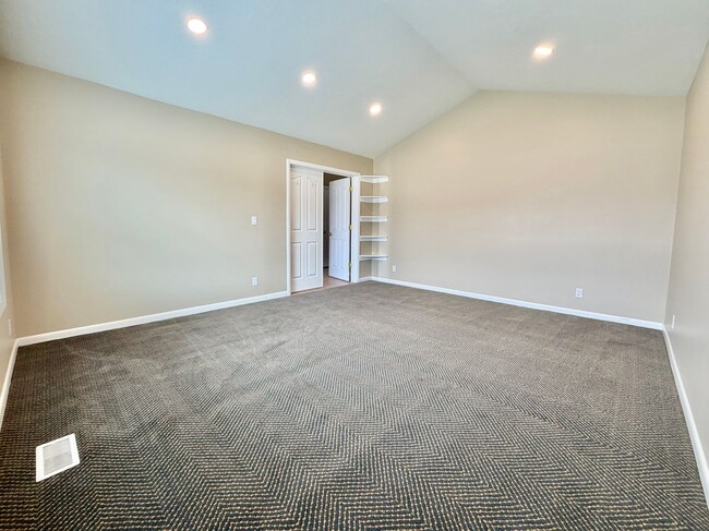 Building Photo - 961 Golden Pheasant Dr