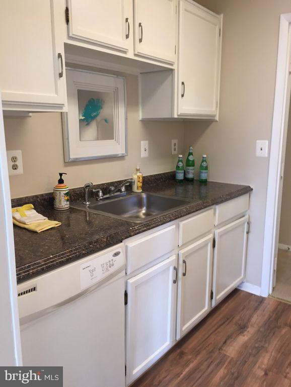 Building Photo - 3945 Lyndhurst Dr