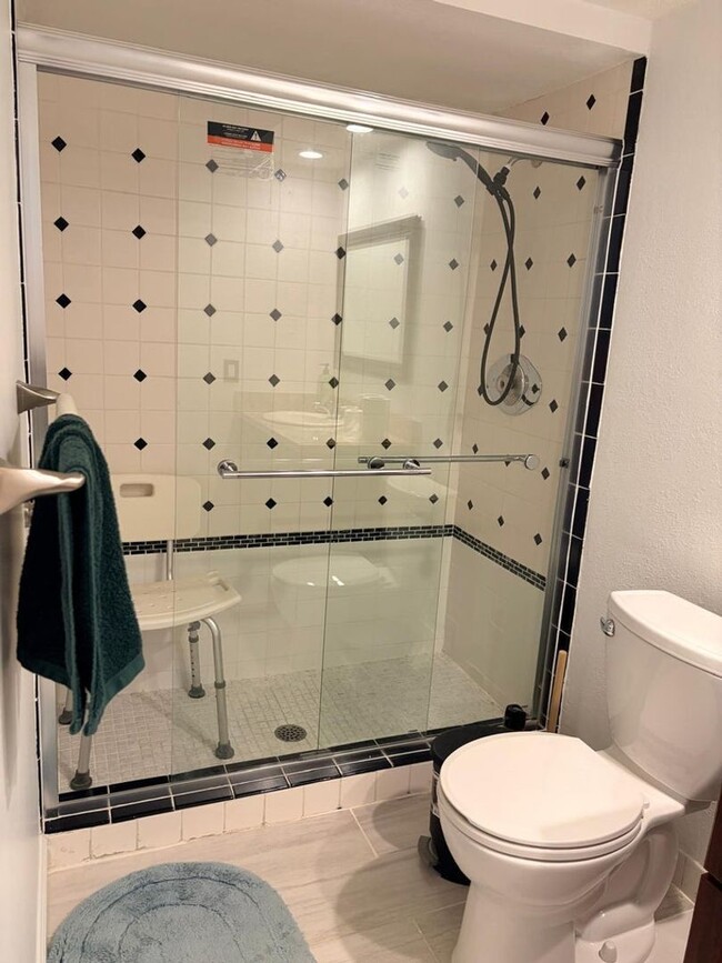 Building Photo - 1641 Fairway Rd