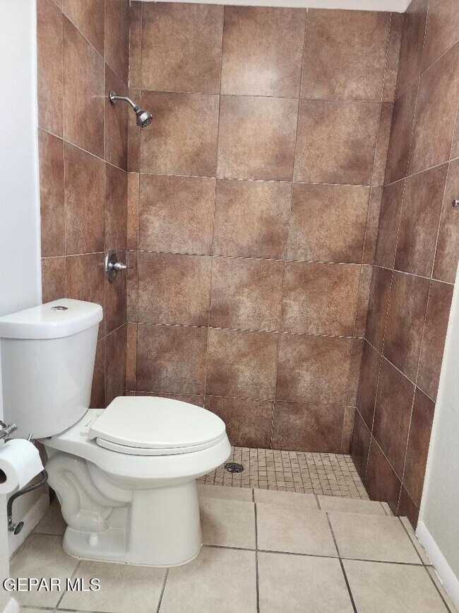 Building Photo - 2912 E Glen Dr