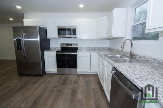 Building Photo - 303 Lion St