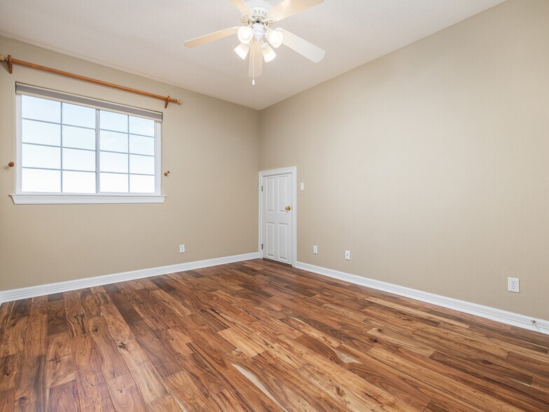 Building Photo - 9805 Big View Dr