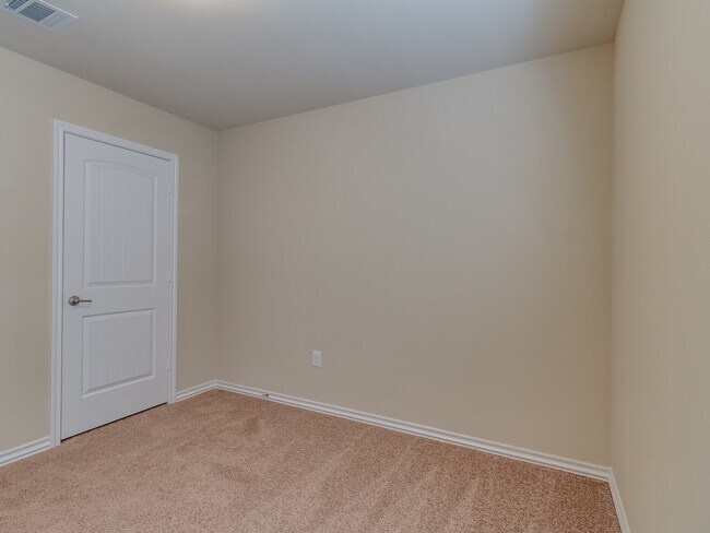 Building Photo - 4 Bedrooms/2 Baths in Falling Springs Addition - Deer Creek Schools - Community Pool