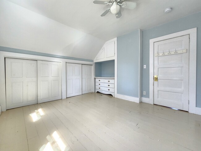 Building Photo - 387 College Ave