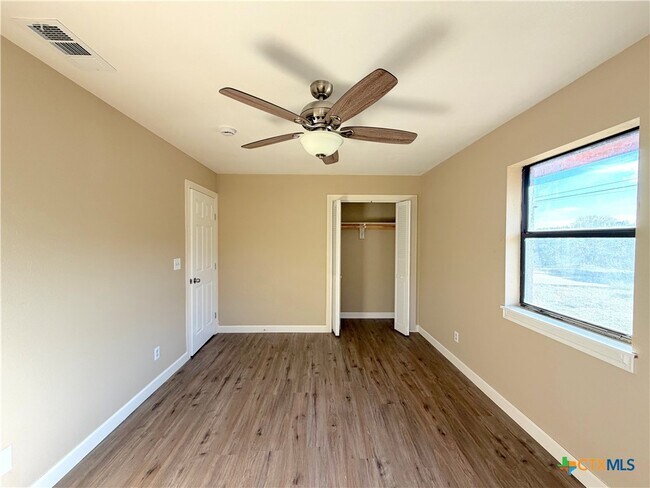 Building Photo - 1616 Lonesome