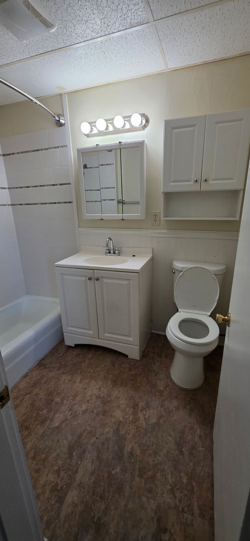 Building Photo - 72 Common St