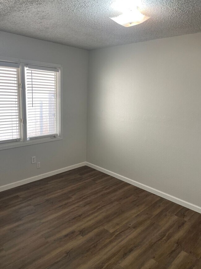 Building Photo - BACK ON THE MARKET!!!  Large Ranch Style R...