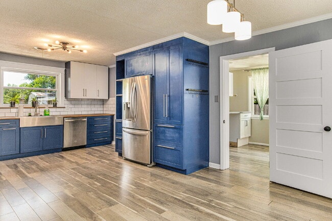 Building Photo - Beautiful East Hill home located in one of...