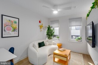 Building Photo - 2009 N Howard St