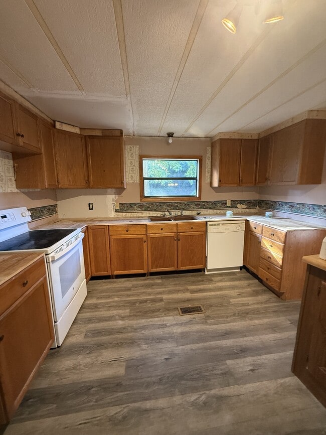 Building Photo - 1688 Red Hl Rd