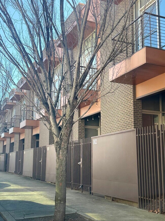 Building Photo - 449 Monroe Ave