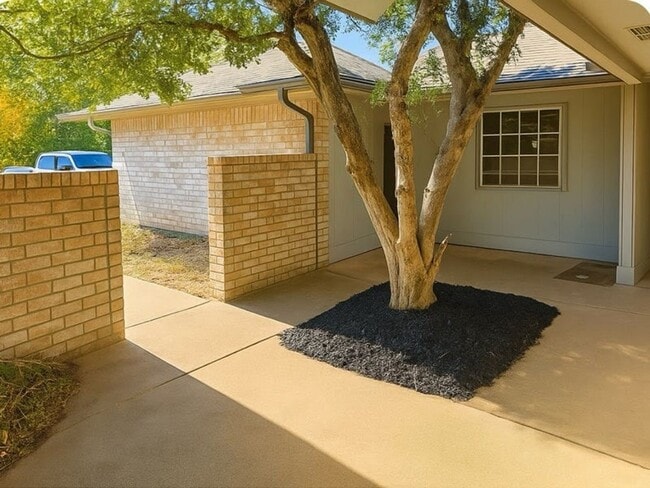 Building Photo - Charming Duplex!