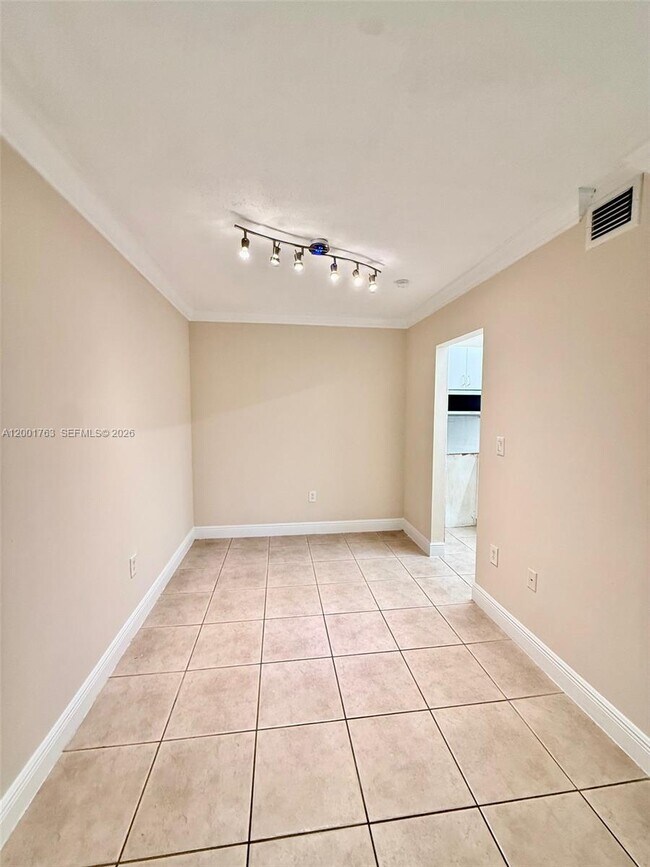 Building Photo - 10403 N Kendall Dr