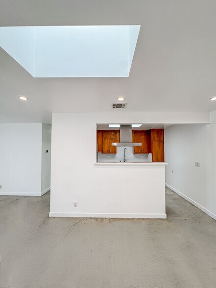 Building Photo - 3809 Floral Dr