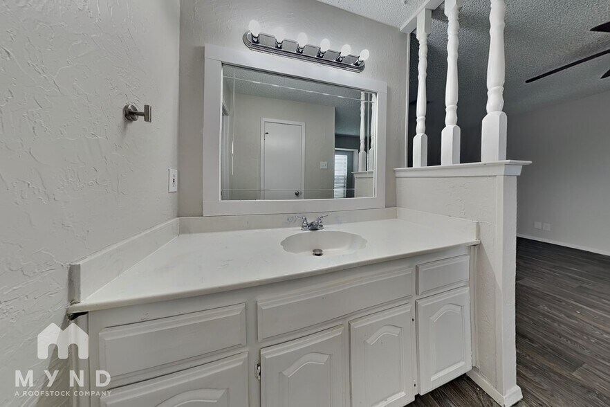 Building Photo - 408 Park Center Blvd