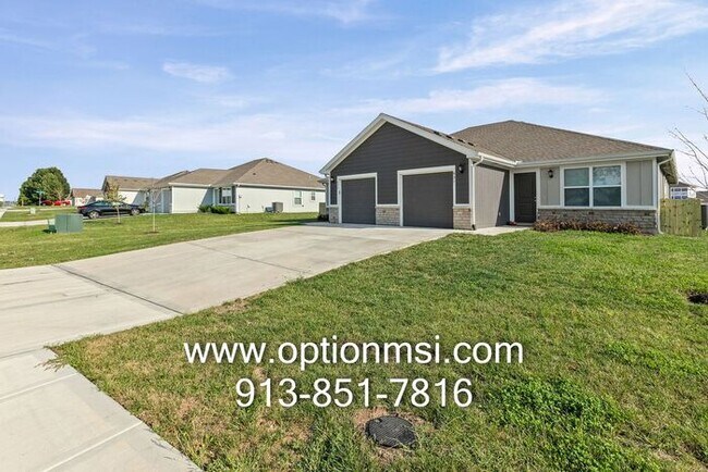 Building Photo - Fresh 3 Bedroom, 2 Bathroom Half Duplex