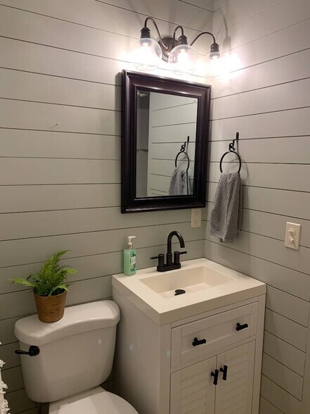 Building Photo - 606 E Minnesota Ave