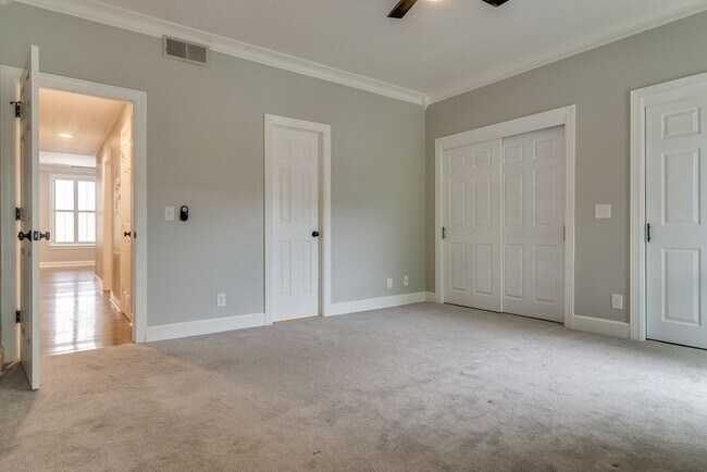 Building Photo - 2040 Graybar Ln