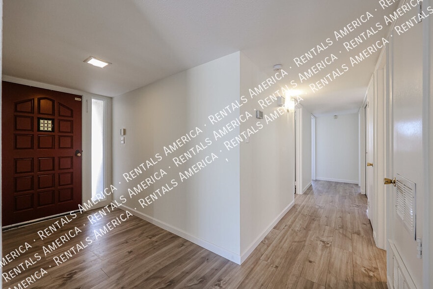 Building Photo - 3704 S Terrace Rd