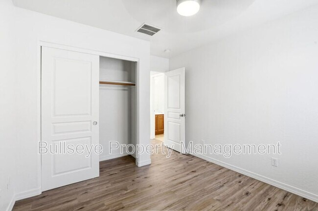 Building Photo - 21069 N Jocelyn Ln