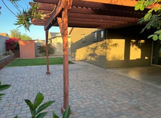 Building Photo - 23788 W Mohave St