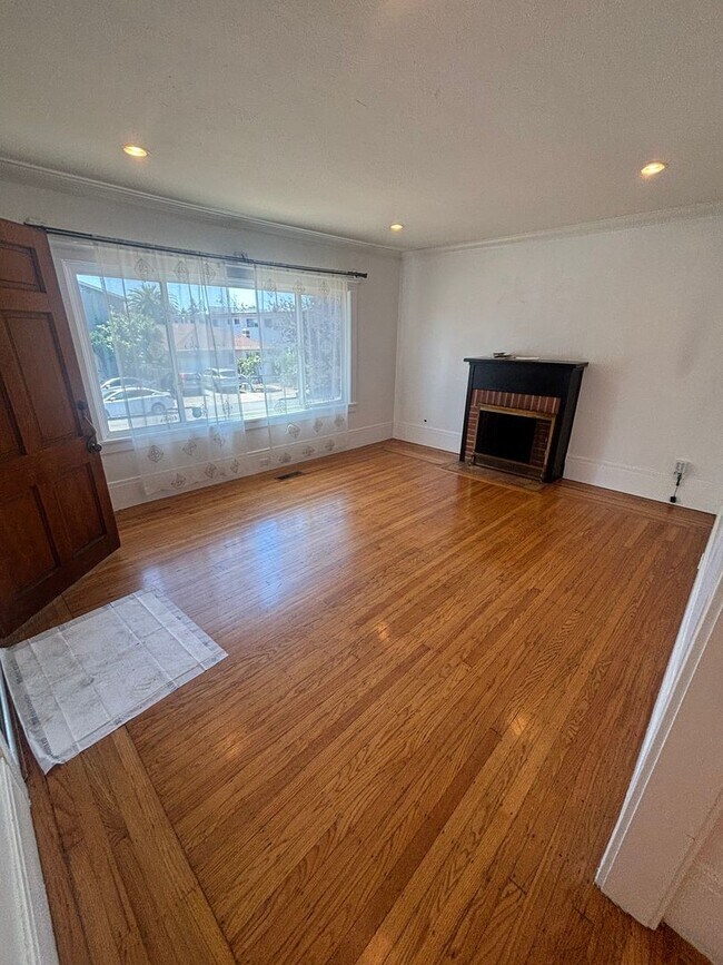 Building Photo - 2 bedroom home w/a beautiful backyard! AVAILABLE NOW!