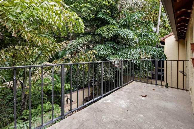 Building Photo - 19 Vía Lago