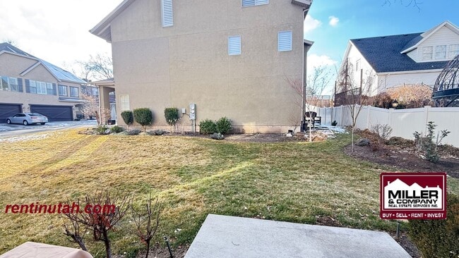 Building Photo - Beautiful townhouse in The Cottages at 9th!