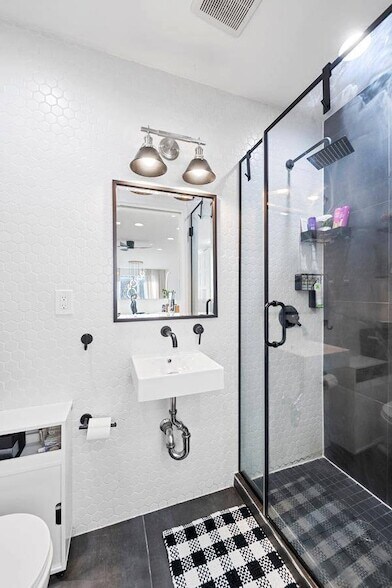 Building Photo - 299 Van Buren St