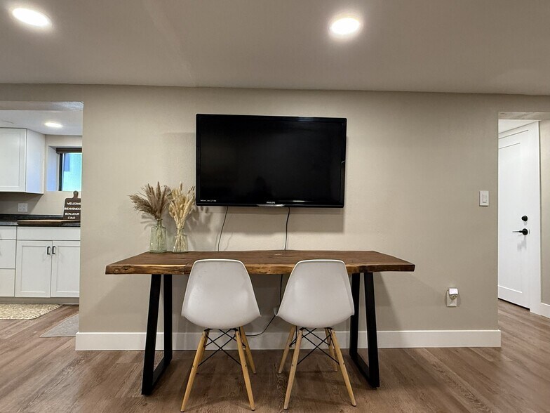 Building Photo - 4004 NW Columbia St