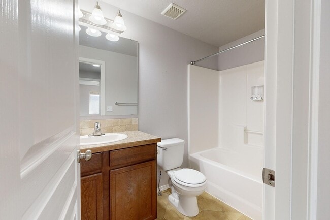 Building Photo - Beautifully maintained 3 bedroom 2.5 bath home
