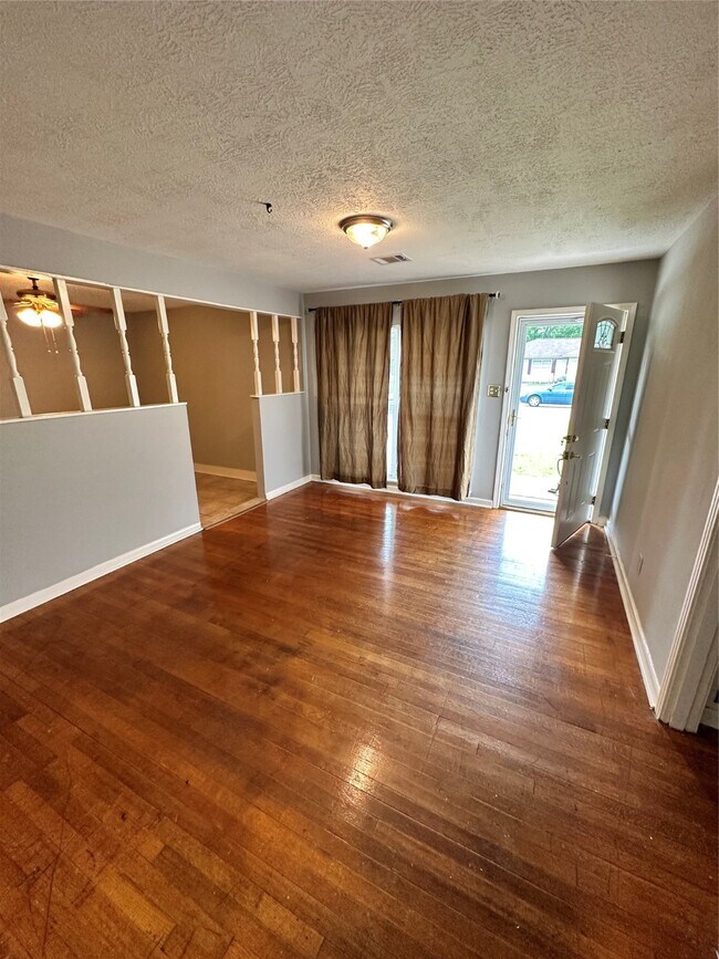 Building Photo - 5758 Belneath St