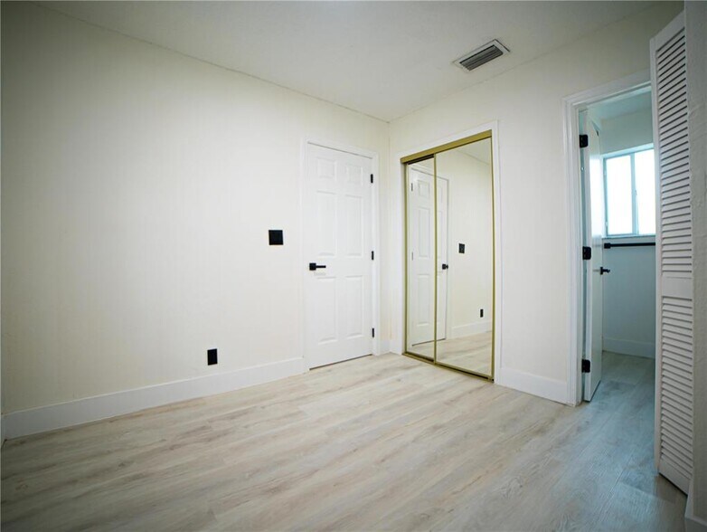 Building Photo - 412 Columbus Pky