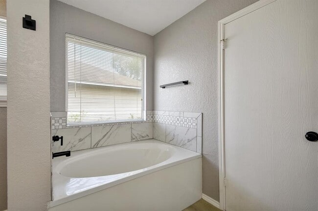 Building Photo - 4314 Knollbluff