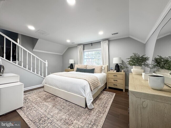 Building Photo - 6621 Hallwood Ave