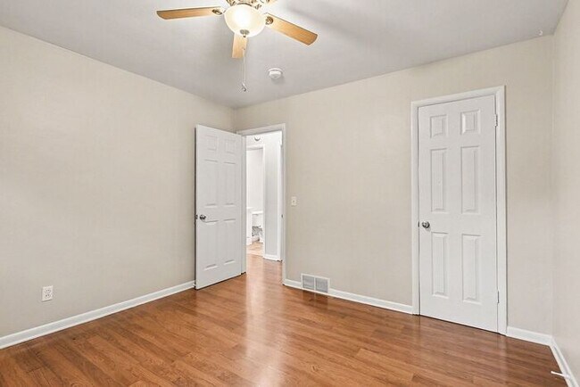Building Photo - $1174- 2-bedroom duplex with spacious basement!