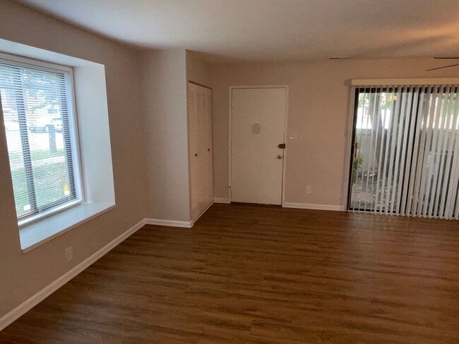 Building Photo - 3BD 2.5BA End Unit Townhome