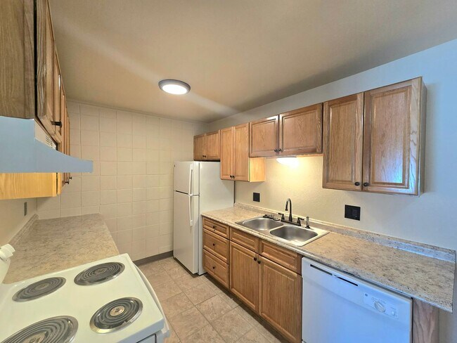 Building Photo - 706 2nd St