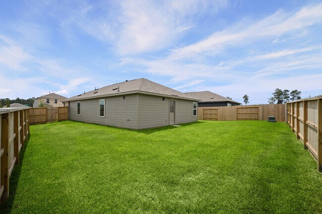 Building Photo - 702 Umbrella Tree Dr