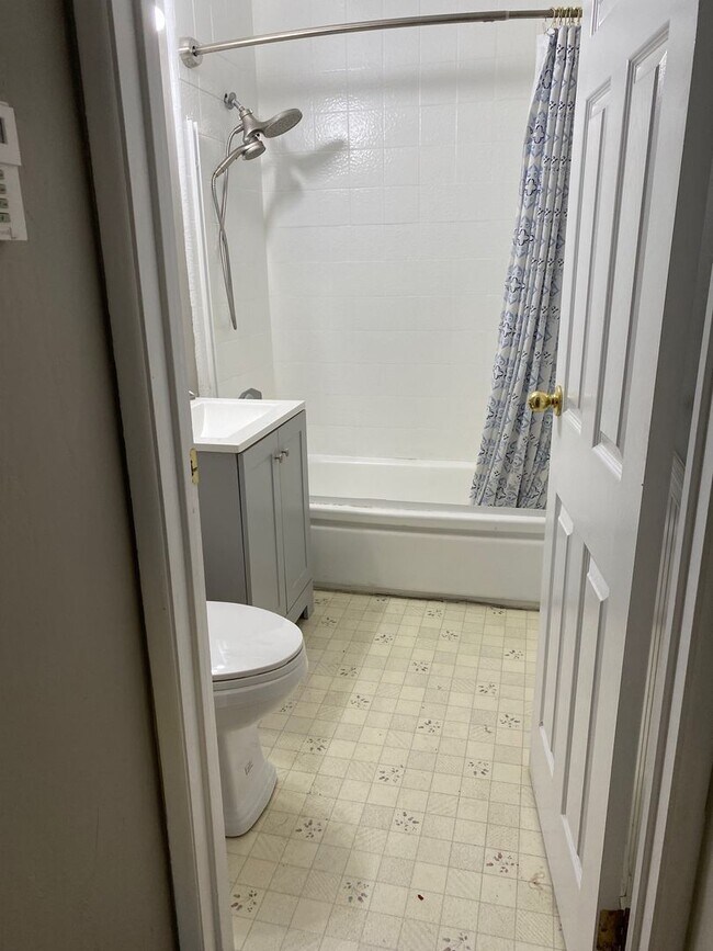 Building Photo - Spacious house with Skylights, Hardwood floors, Family room and Gardener