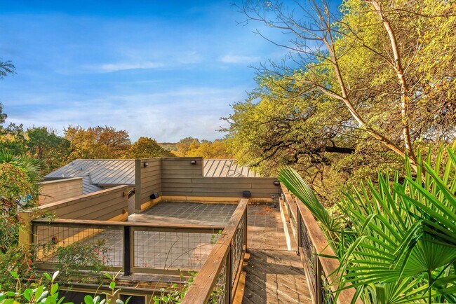 Building Photo - 701 Azie Morton Rd