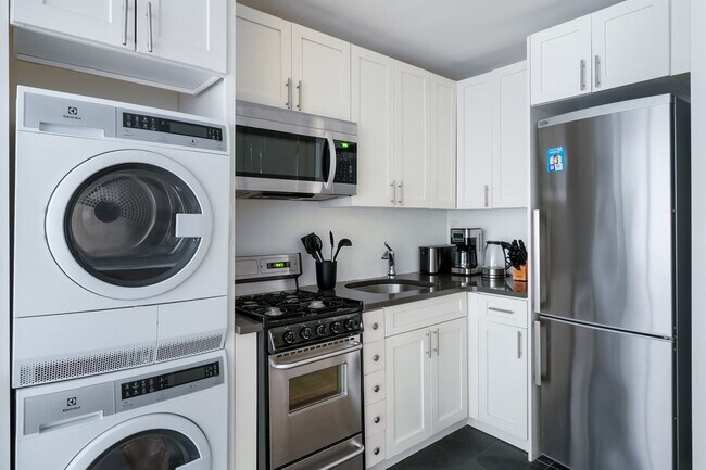 Building Photo - 244 E 75th St