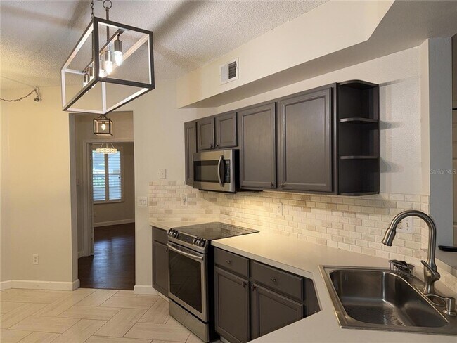 Building Photo - 550 Cranes Way