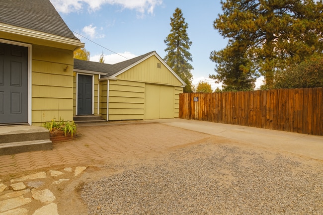Building Photo - Charming Bend Home with Spacious Bonus Roo...