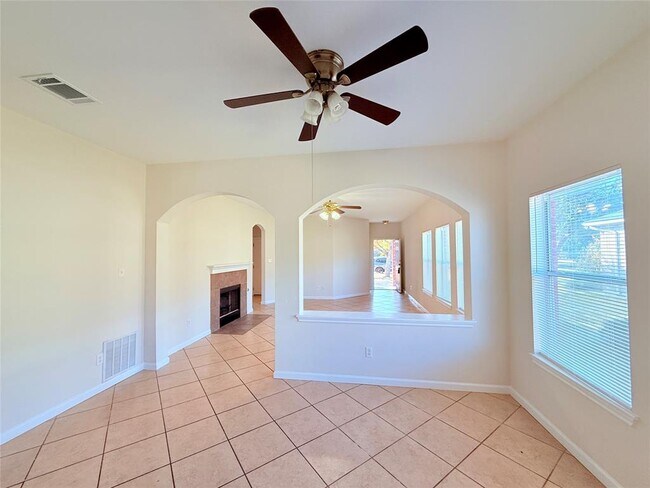 Building Photo - 702 Estancia Way