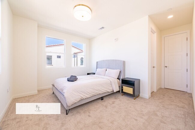 Building Photo - Whitmore Villa.