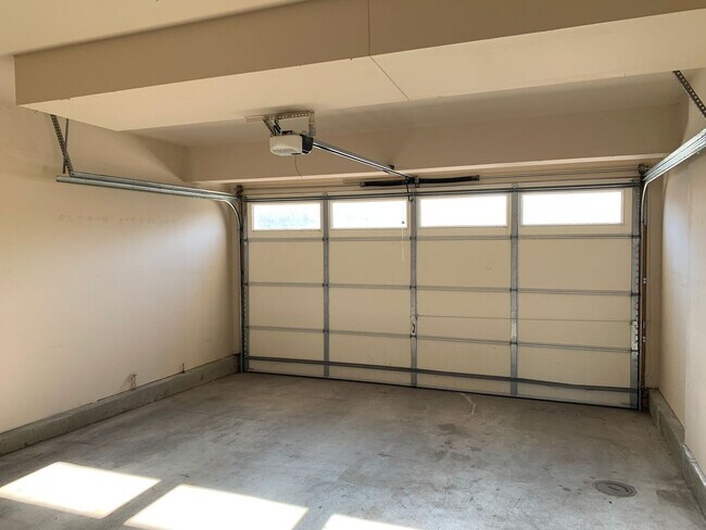 Building Photo - Gorgeous 2 Bedroom + Den, 2 Bathroom Home in Thompson River Ranch!