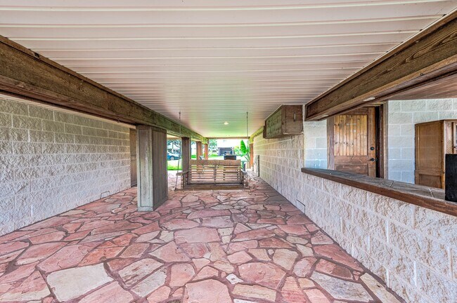 Building Photo - 325 Palm Dr